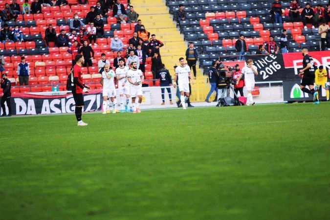 Foto Haber... Gaziantep FK 0-3 Adana Demirspor...Adana Demirspor 2. penaltısını kaçırdı...Adana Demirspor 3-0 Öne Geçti...Maç Sonucu: Gaziantep FK 0-3 Adana Demirspor